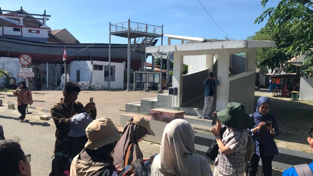 “Disaster strikes when disaster disappears from memory.” With these words, Japanese geophysicist Terada Torahiko (1878–1935) captured a warning that still rings true today. In Indonesia—a nation perched atop the volatile “Ring of Fire”—disasters are more than statistics; they are part of everyday existence. Floods, landslides, earthquakes, and tsunamis regularly shape the landscape and the lives of its people. Among these, tsunamis have left an especially deep mark. Historical records show that, since the 15th century, Indonesia has faced at least 175 tsunamis.