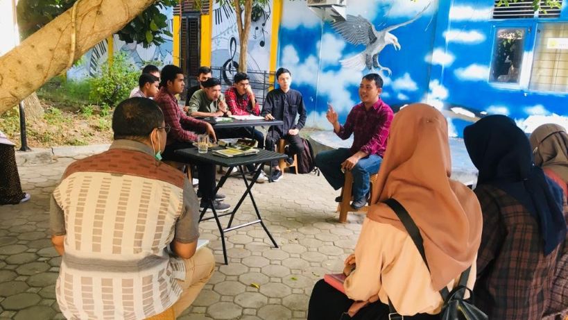 Artikel ini melanjutkan percakapan dari “Masa Depan Seni Aceh yang Belum Selesai”, kini dengan arah yang lebih strategis: dari refleksi menuju rekayasa sistemik pendidikan seni. Di Universitas Syiah Kuala, Program Studi Pendidikan Seni Drama, Tari, dan Musik (Sendratasik) berperan sebagai laboratorium pengetahuan yang menata ulang relasi antara seni, riset, dan masyarakat. Seni dipahami bukan sekadar keterampilan ekspresif, melainkan metode berpikir dan membaca realitas.